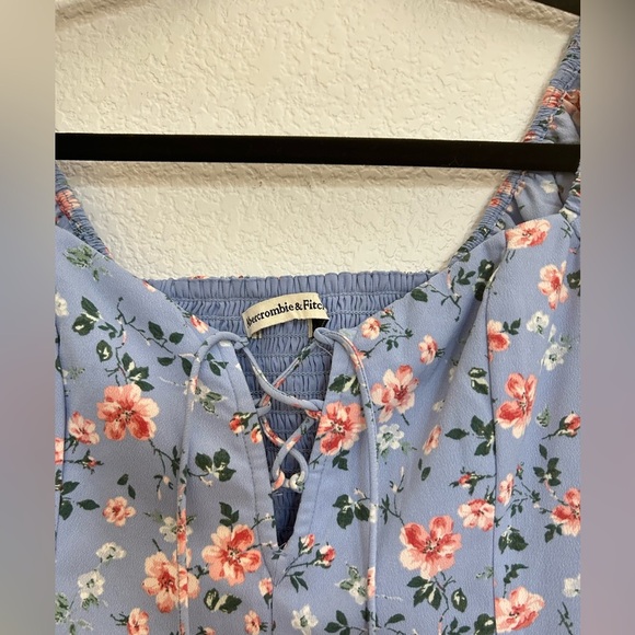 ABERCROMBIE & FITCH Puff Sleeve Lace-Up
Sweetheart Blouse Floral Top - Picture 5 of 8